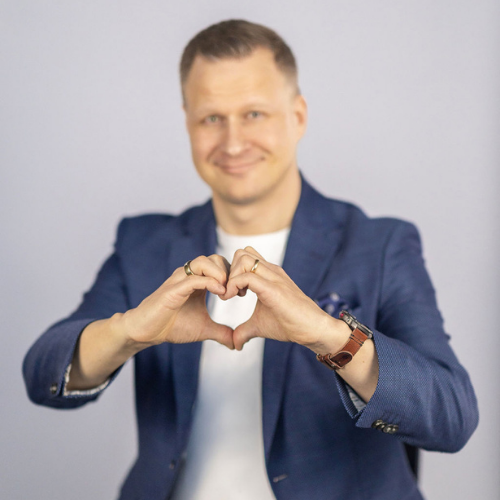 Seppo muodostaa käsillään sydämen