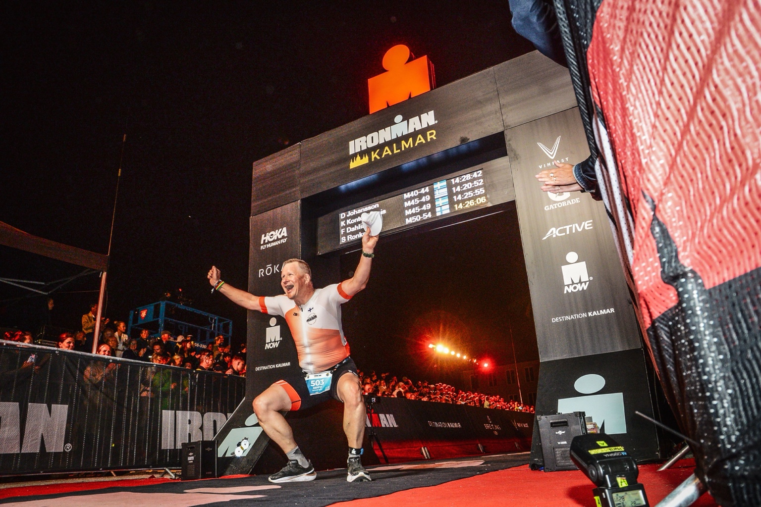 Seppo juhlii maaliintuloa kädet ylhäällä IRONMAN Kalmarissa